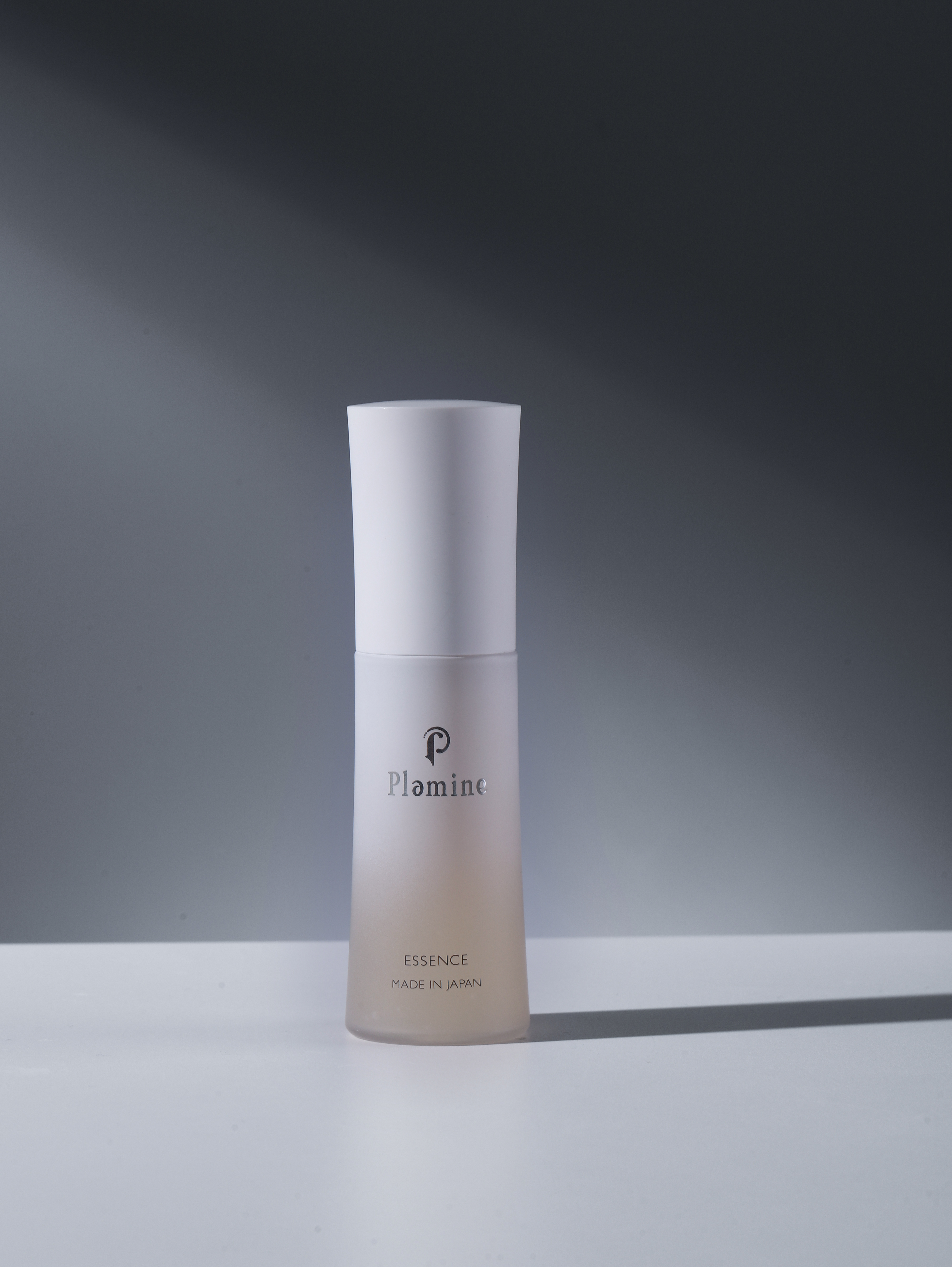 Зволожувальна сироватка Plamine Essence, яку можна використовувати як із мікрострумами, так і в звичайному догляді